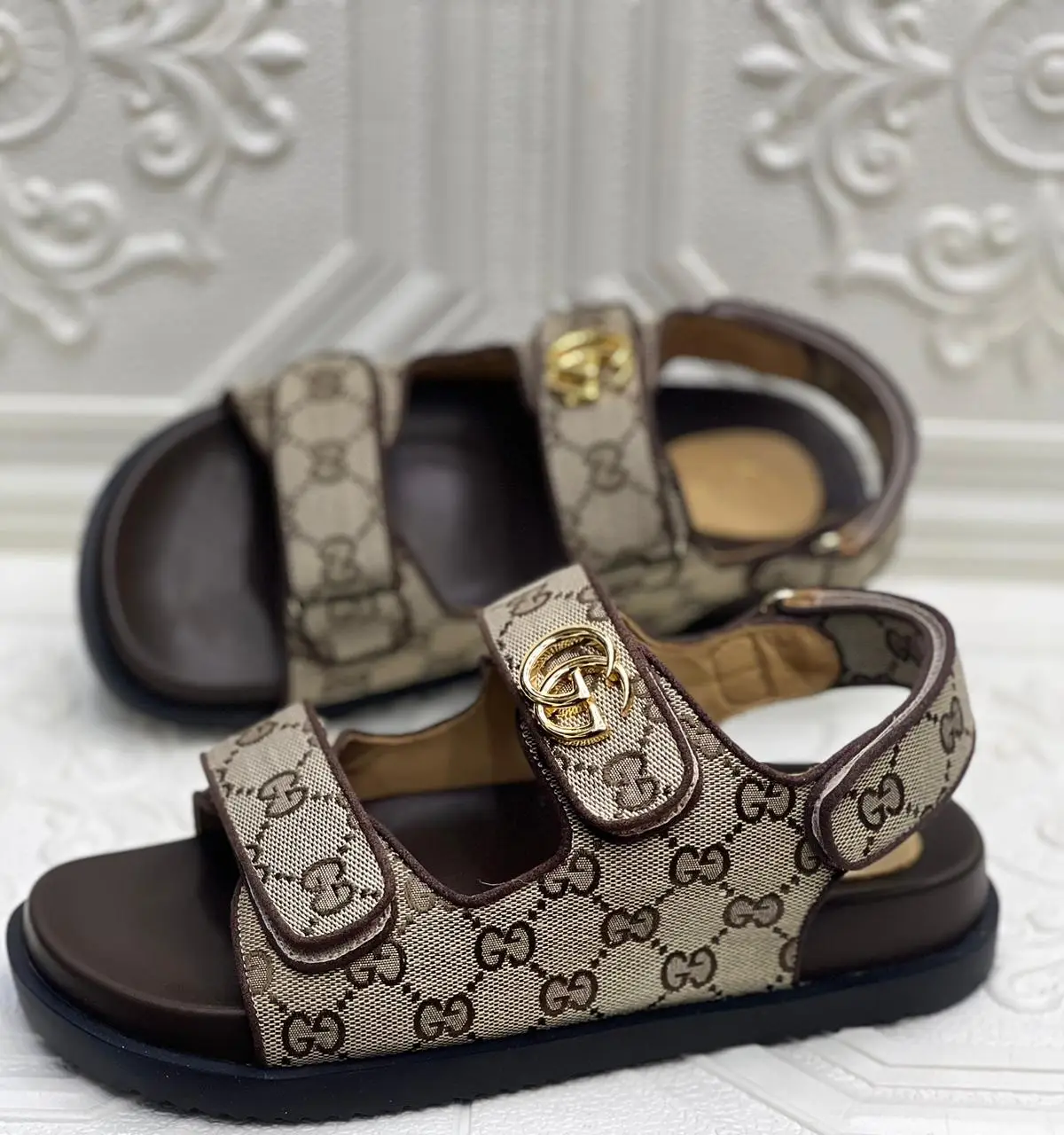 GUCCI GG Logo Leather Sandals GUCCI GG Logo Leather Sandals