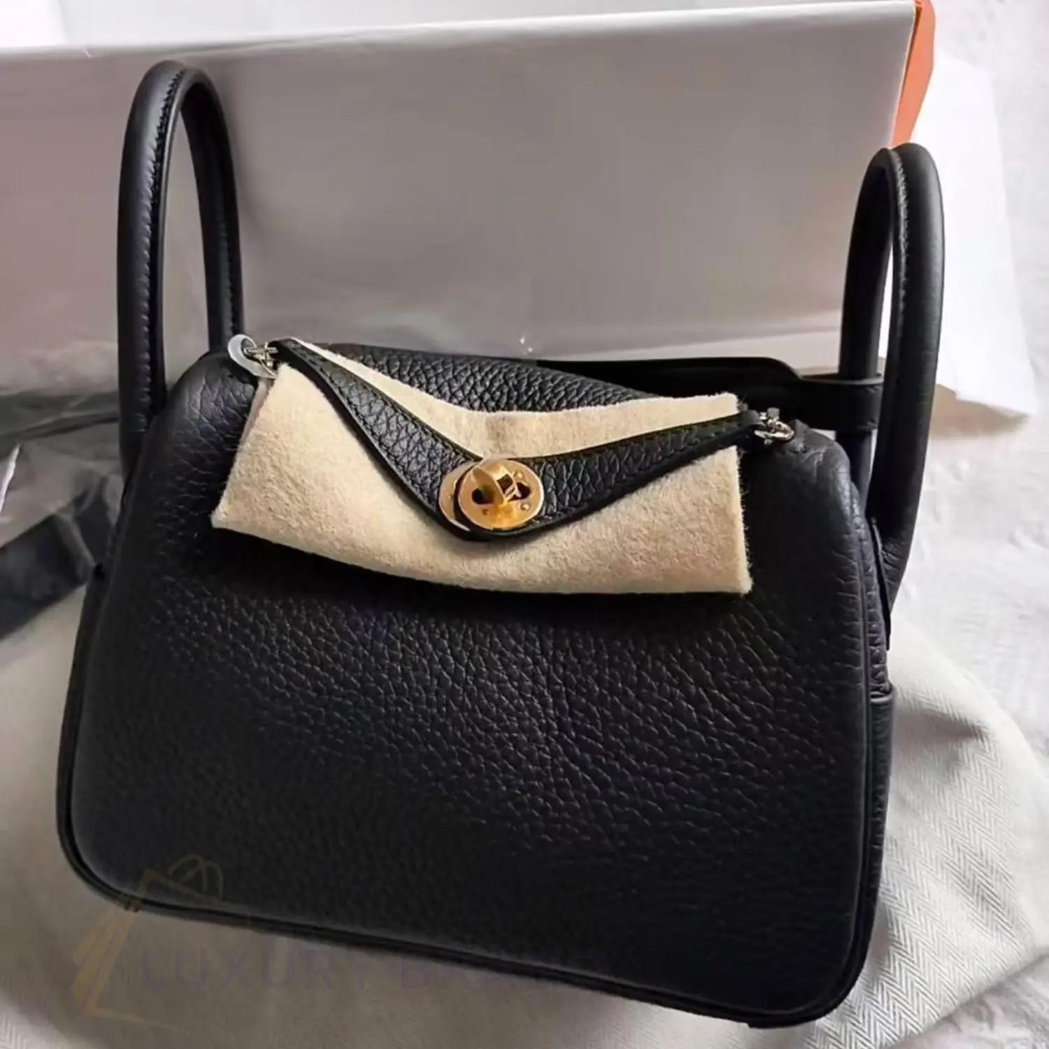 HERMES Lindy 26 Bag HERMES Lindy 26 Bag